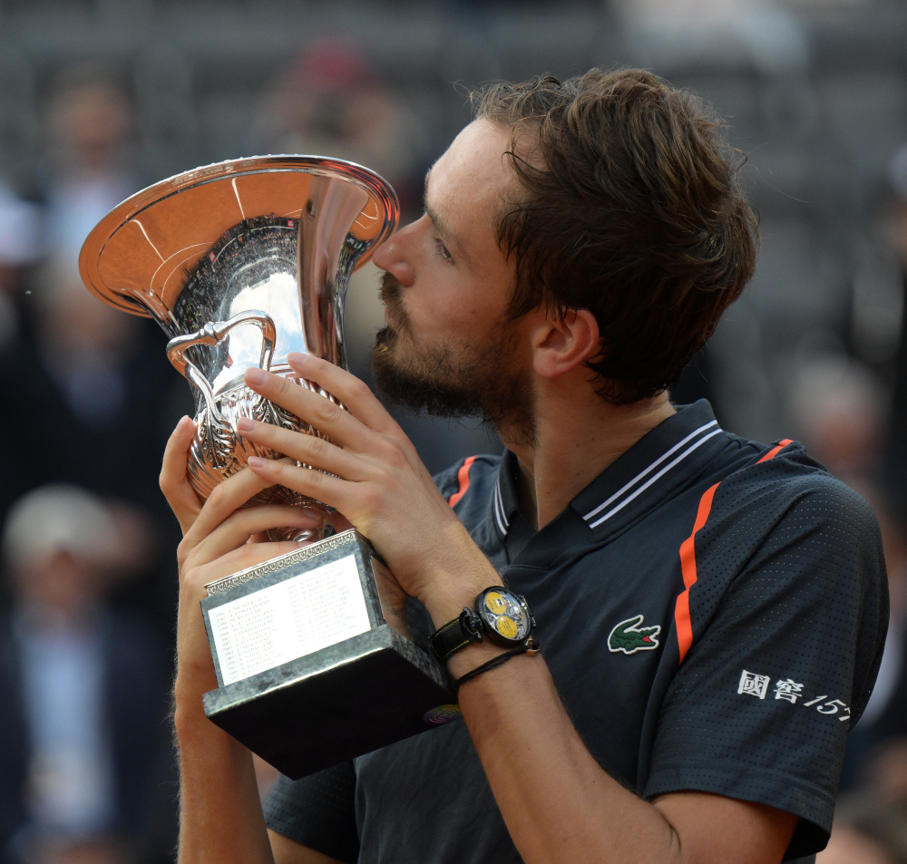 开云体育入口-意大利网球队力克英国网球队，梅德韦杰夫高光表现的简单介绍