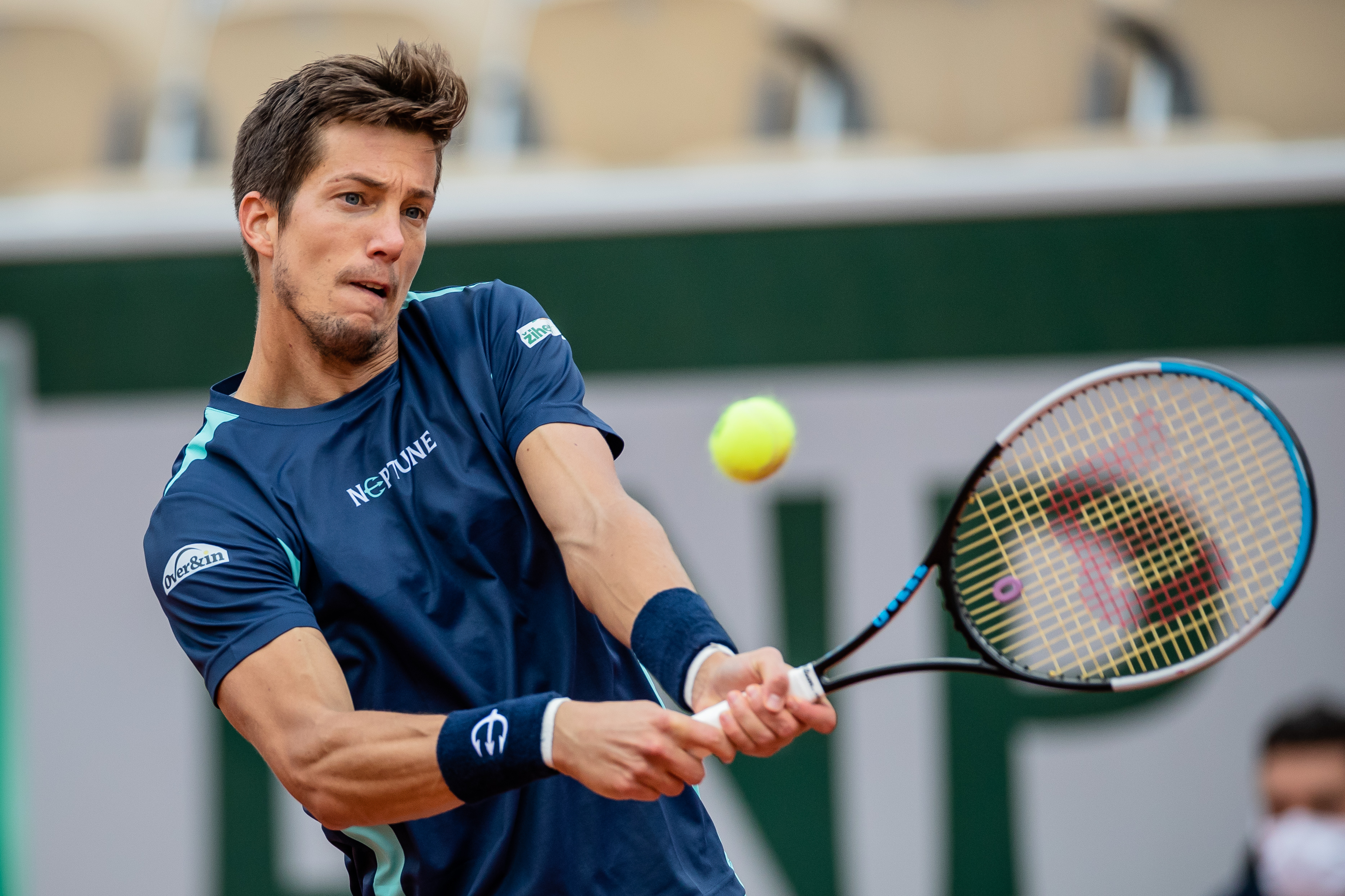 包含日本网球队强势意大利网球队，西西帕斯送出助攻的词条