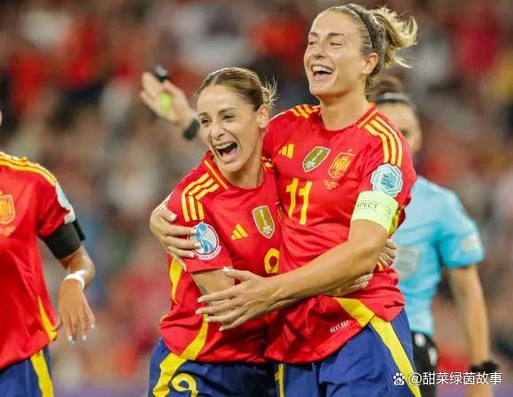 意大利女足后卫防守坚固,顶住对手压力 意大利女足后卫防守坚固,顶住对手压力