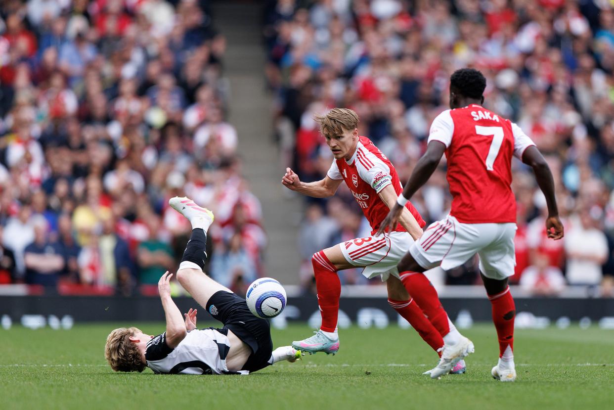 阿森纳登顶英超榜首,内马尔双响领先胜埃弗顿的简单介绍 阿森纳登顶英超榜首,内马尔双响领先胜埃弗顿的简单介绍