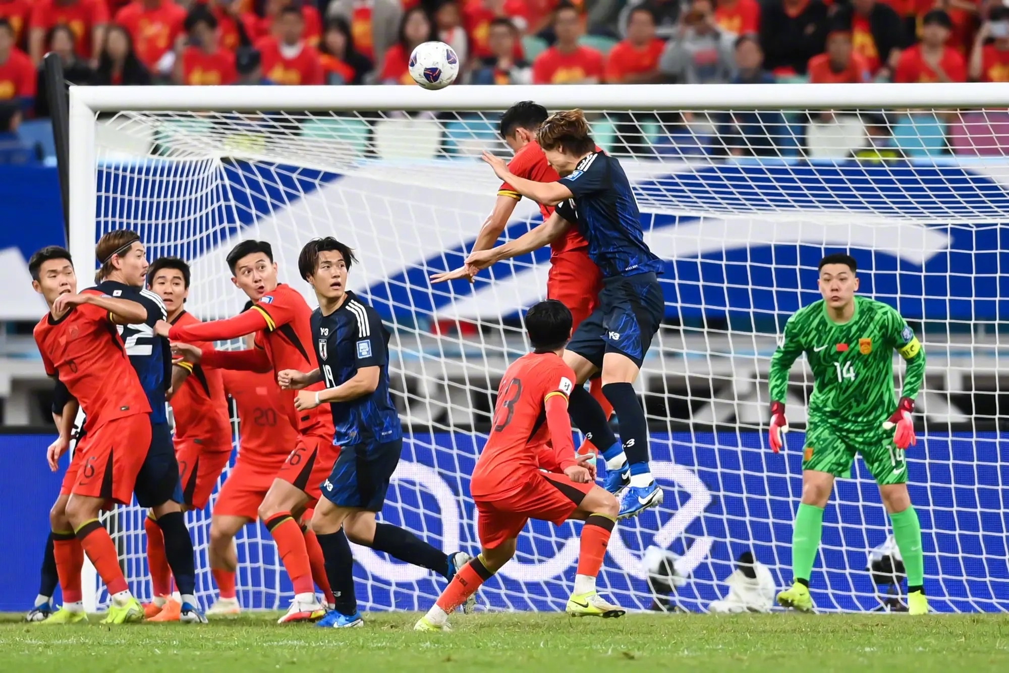 赛事争夺激烈，球队胜负难测