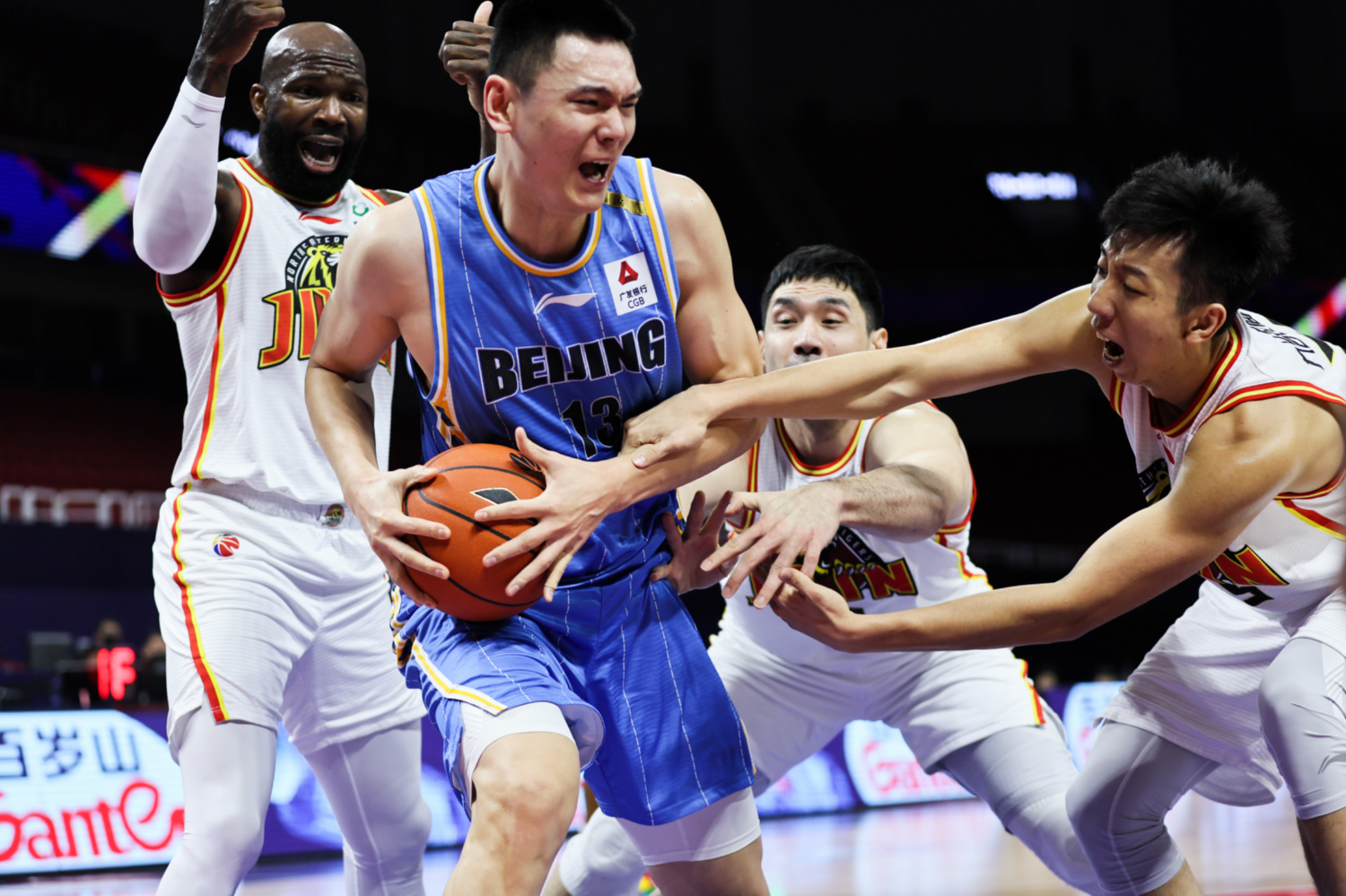 对手的强劲攻势令球队备受压力的简单介绍 对手的强劲攻势令球队备受压力的简单介绍