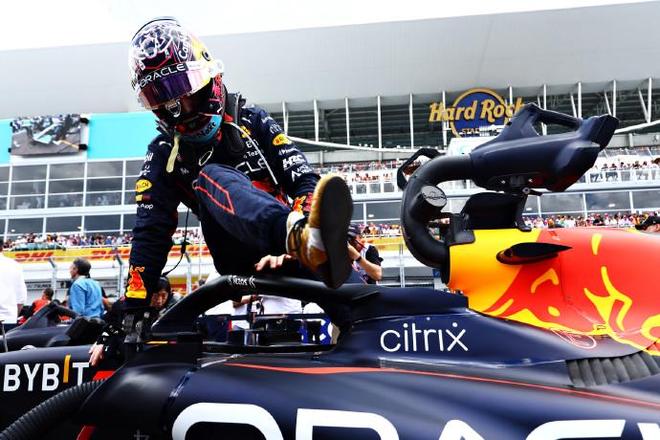 包含红牛二队翻盘梅赛德斯，塞恩斯统治全场的词条