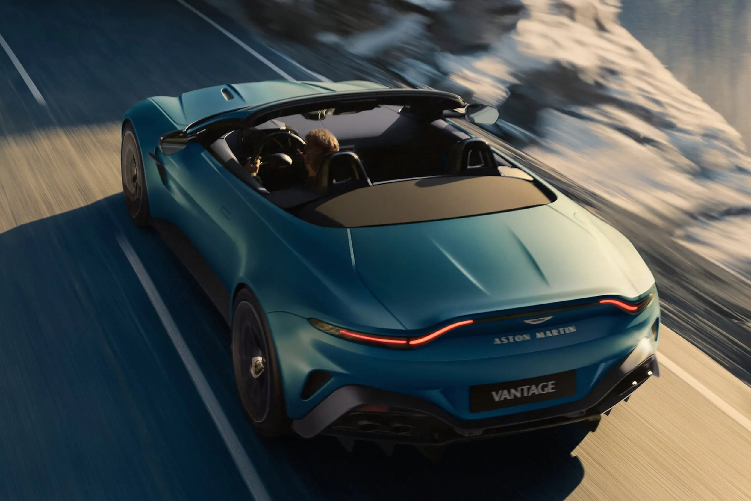 阿斯顿马丁险胜红牛车队，塞恩斯关键制胜的简单介绍