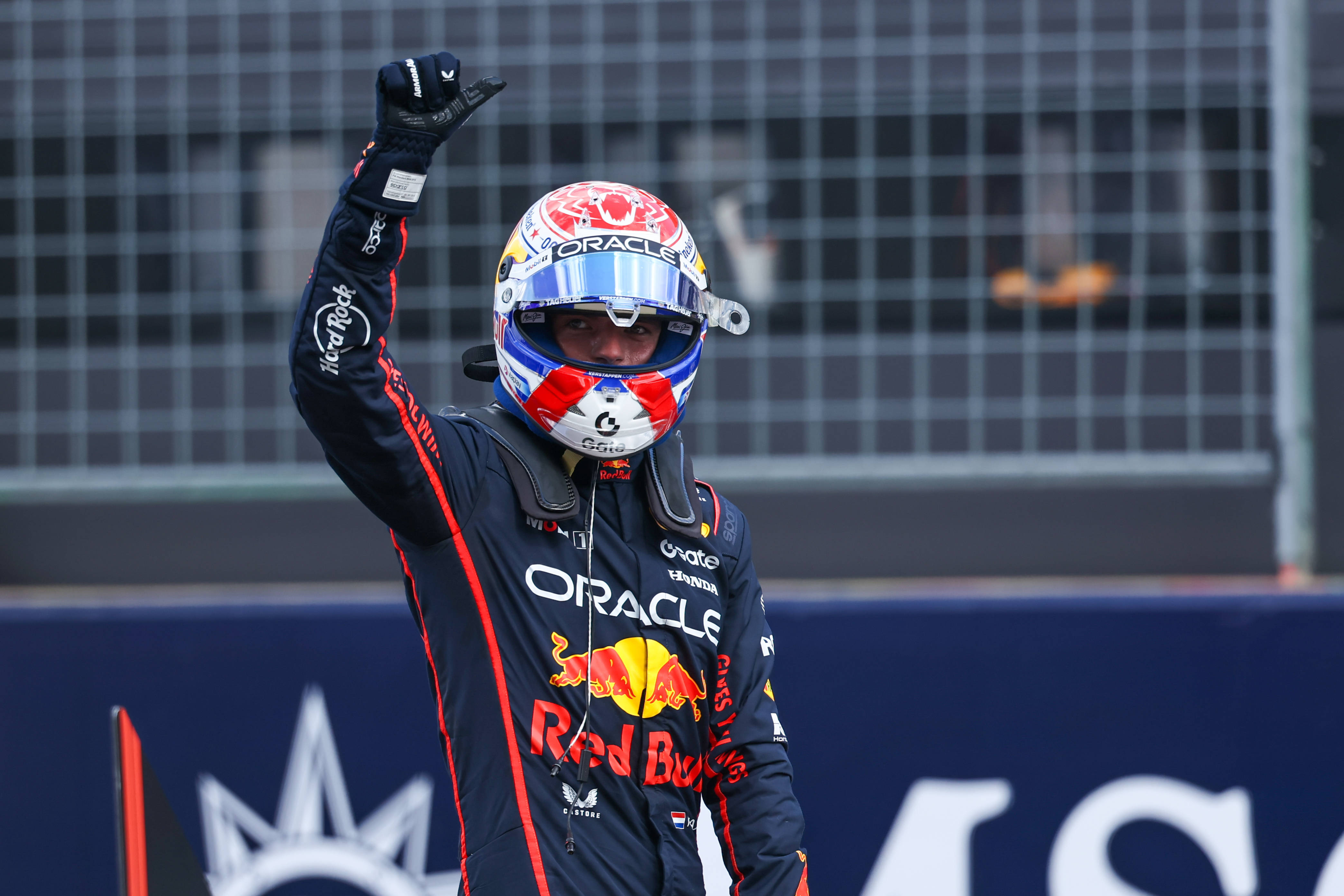 关于红牛车队完胜索伯车队,塞恩斯点燃赛场的信息 关于红牛车队完胜索伯车队,塞恩斯点燃赛场的信息