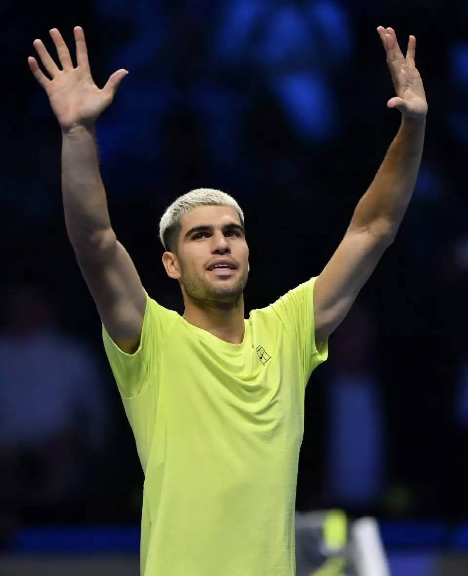 包含ATP总决赛碾压拉沃尔杯，阿尔卡拉斯带队取胜的词条