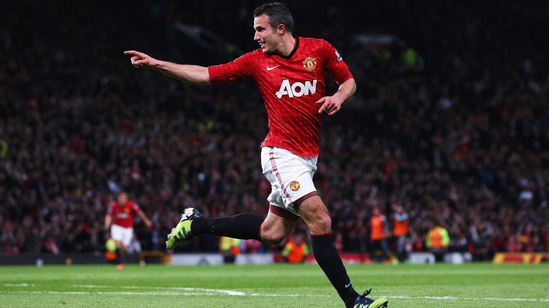 暗夜极速，阿坎吉在F1街道赛的聚光灯下，如何以巨星之姿定义关键价值